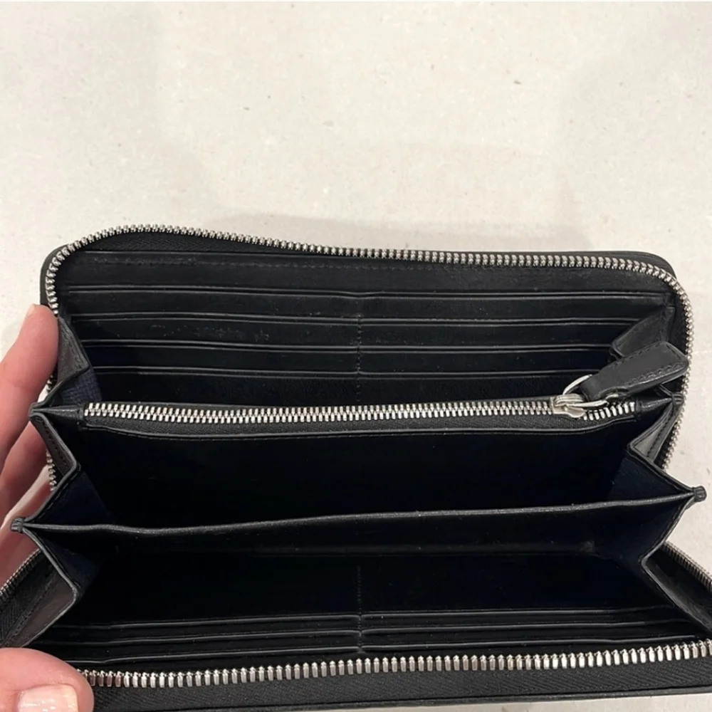Tumi Black Coated Leather zip Around wallet, Silver Hdwre, GUC